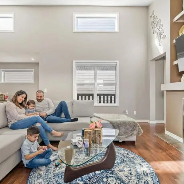 Large Family Home w Kid's Play Tent! FREE Banff Pass, hotelli kohteessa Calgary