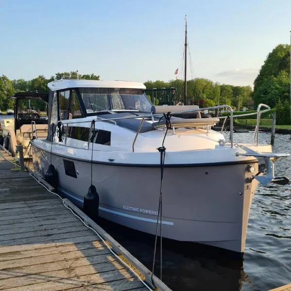 Unique stay on a modern motor yacht - Natural Harbour, hotel em Marknesse