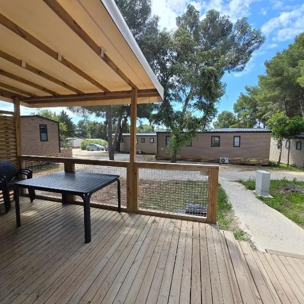 Mobilhome 6 pers 3ch 2SB 2 WC clim lave-vaisselle barbecue sous les pins, готель у місті Каррі-ле-Руе