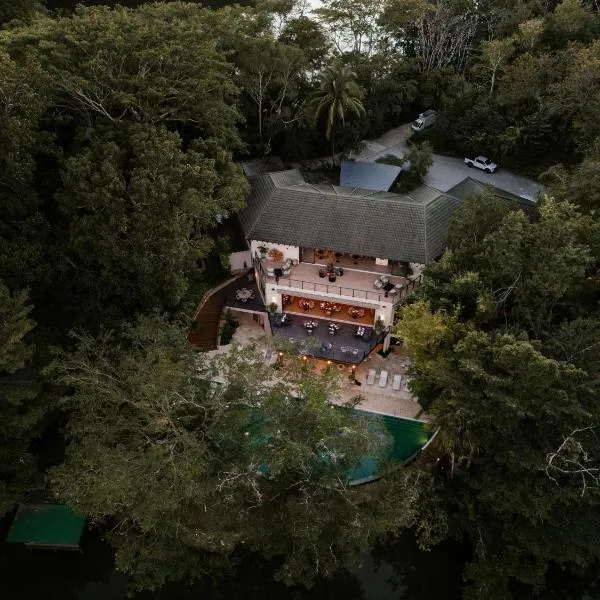 Las Lagunas Boutique Hotel, hotel din Flores