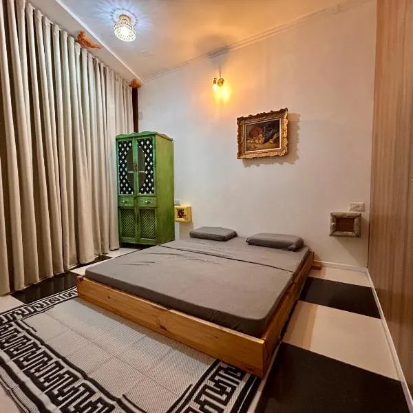 Heritage guesthouse and art gallery, hotel en Buq‘ātā