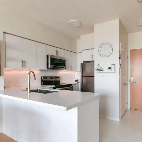 Lakeshore Loft with waterviews 10 mins to BMO field, Hotel in Toronto