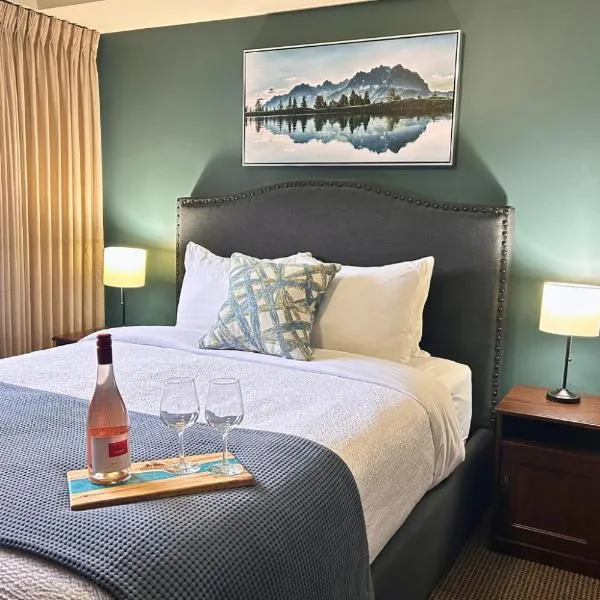 Scenic Mountain With Outdoor Hot Tub 1 Bedroom Den, hotel din Dead Man's Flats