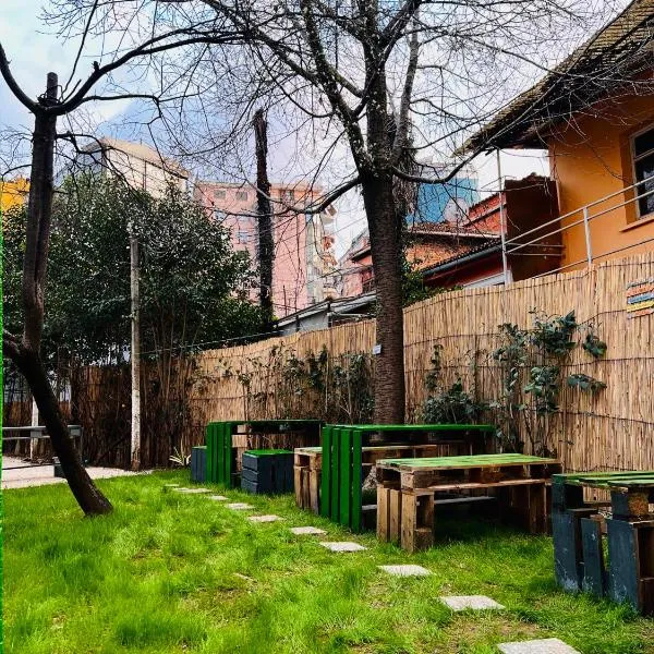 Green Door Hostel, hotel din Tirana