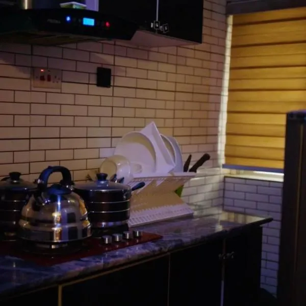 Concrest Suites and Apartments, hotel di Warri