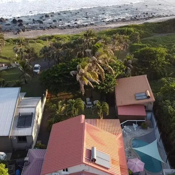 Les Pierres à Chaux pieds dans l eau avec piscine – hotel w mieście Saint-Pierre