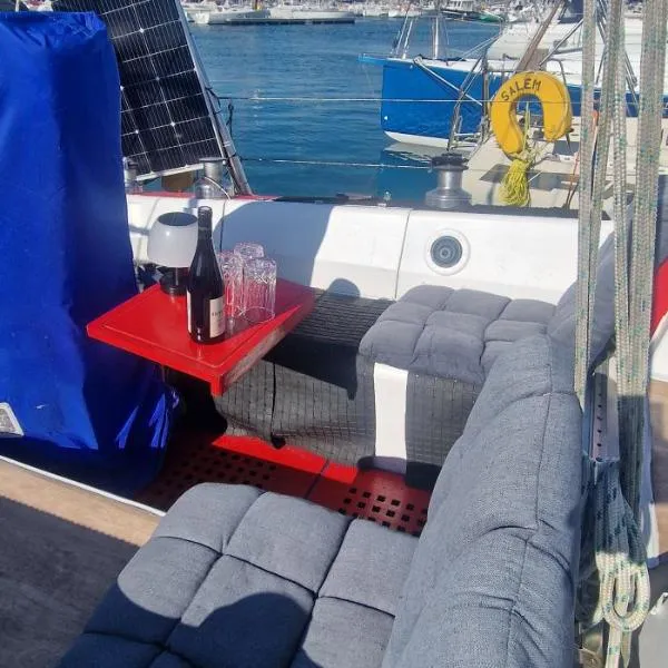 Ma Belle Lana, Voilier Privé, La Mer à Portée de Main، فندق في شيربوغ أون كوتننتين