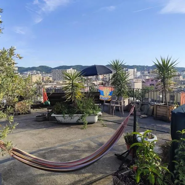 Roof Top Hostel, hotel v Tirani