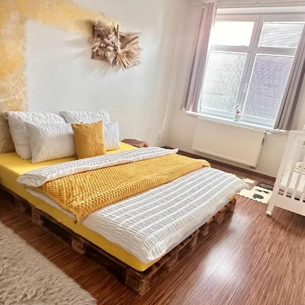 Slunečný byt s terasou JAKO DOMA I MIMO DOMOV, khách sạn ở České Budějovice