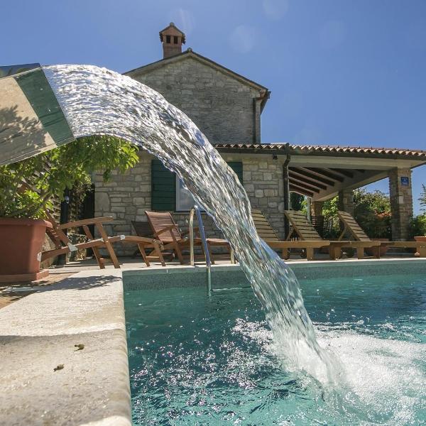 Heritage Holiday Home in Visnjan with Outdoor Pool
