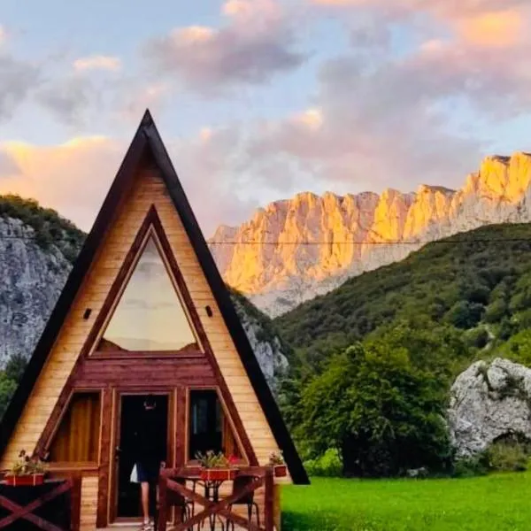 Etno Cottages Komarnica Authentic Peaceful Mountain Getaway – hotel w mieście Šavnik