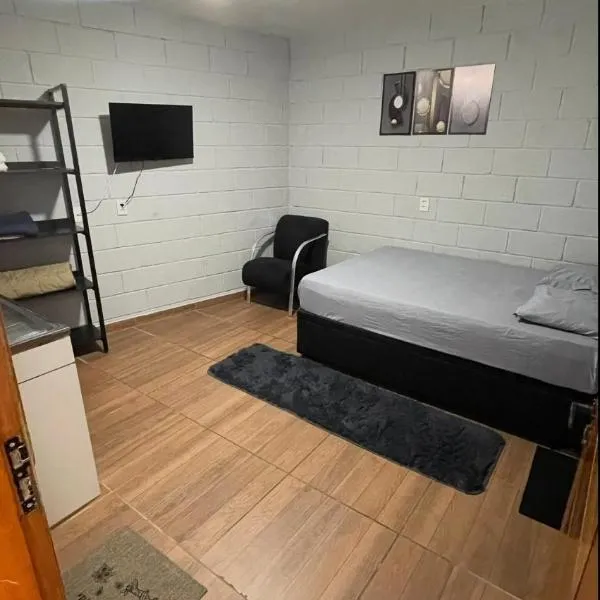 Quarto Para Dormir Próximo do Aeroporto Gru POUSO RÁPIDO, hotelli kohteessa Guarulhos