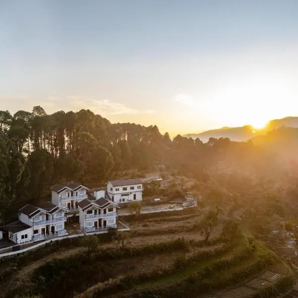 StayVista at Hill Top Heaven with BBQ & Bonfire, hotel in Lansdowne