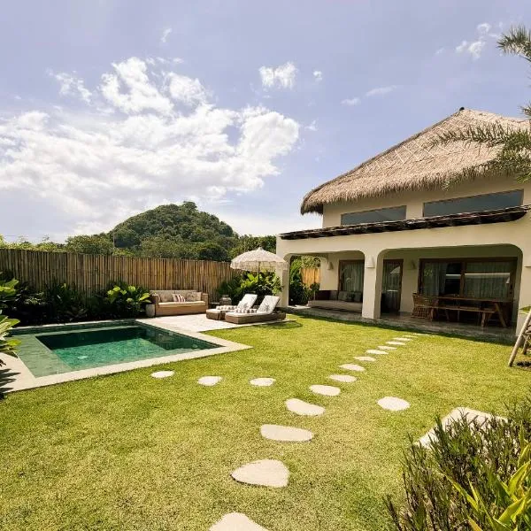 Irama Surf Villas - Private Pool Villas at Yoyos, ξενοδοχείο σε Sekongkang