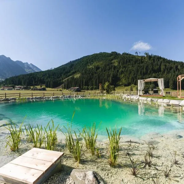 Traumhotel Alpina - 4 Sterne Superior Luxushotel, hoteleigenen Badesee, Adults Only, hotel en Gerlos