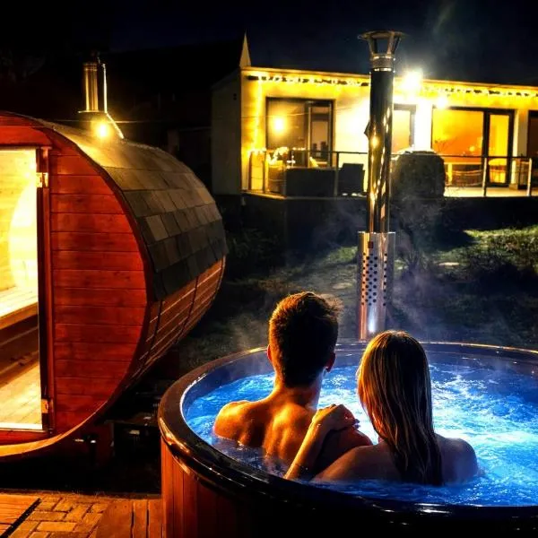 Ranch 66 - Wellness Tiny House Black Swallow ve stylu Route 66 se saunou, koupacím sudem a bazénem, hotel en Tršice