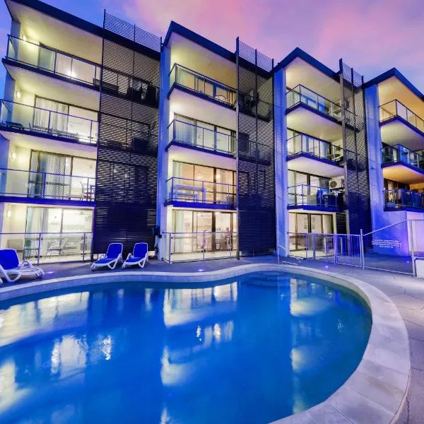 Merrima Court Holidays, hotel in Caloundra
