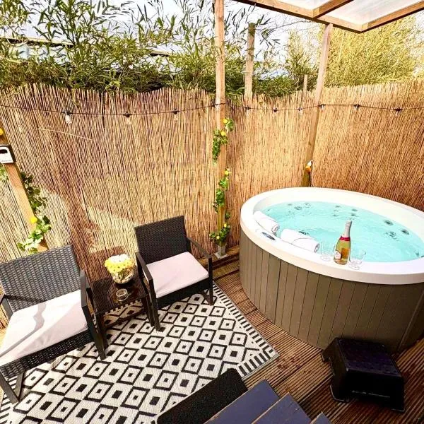 Cozy tiny house with jacuzzi , garden and free parking near Amsterdam, hotell sihtkohas Vijfhuizen