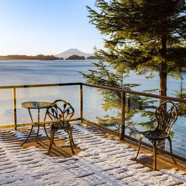 Hot Tub and Whale Watching! Scenic Sitka Escape، فندق في سيتكا