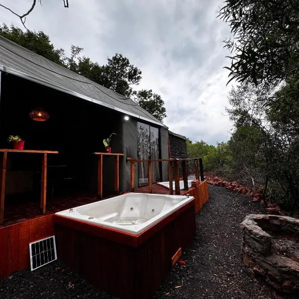 Mountain Spa Lodge luxury tent resort, готель у місті Гартбеспорт