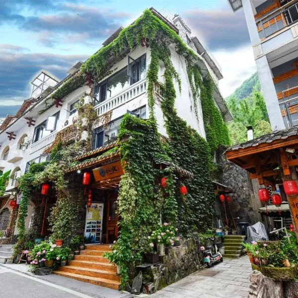 Destination Youth Hostel-Walk 5 minutes to east entrance of national park,Coffee,Book tickets,Laundry service,Experienced tour guide service, hotel in Zhangjiajie