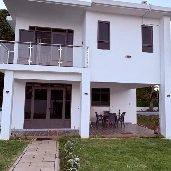 Cool Breeze Villa No 2: Grand Baie şehrinde bir otel