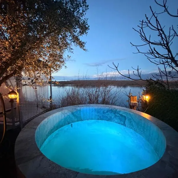 446 Tiny House Shirokë, hotel di Shirokë