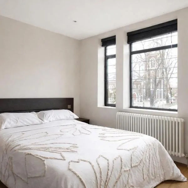 Spacious King Room on the Heart of Chiswick West London: Londra'da bir otel