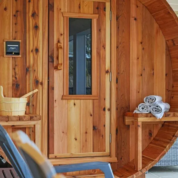Viesnīca Private Cedar Sauna Retreat - Kitchenette, King Bed, Spa Bath - Deep Cove pilsētā Nortvankūvera
