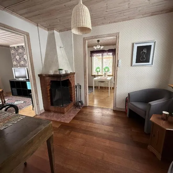 Lillhuset، فندق في Järbo