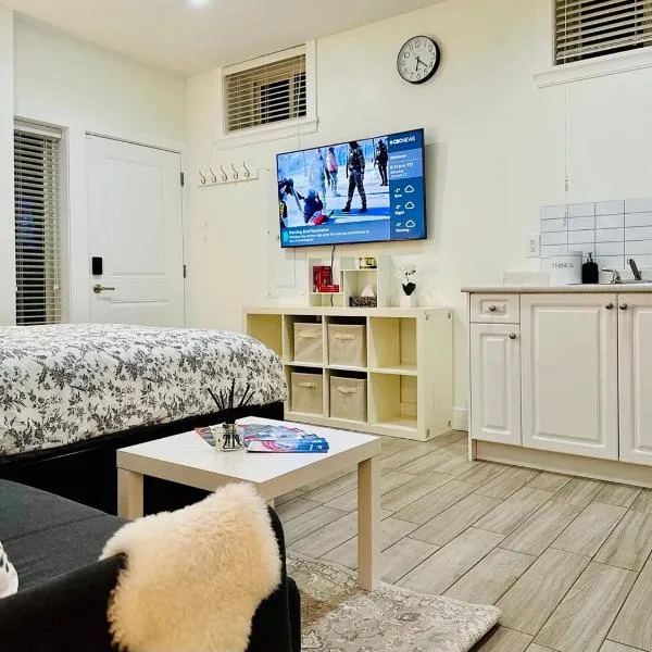Guest Studio Perfect for 2 - Skytrain to Downtown & Airport, khách sạn ở Vancouver