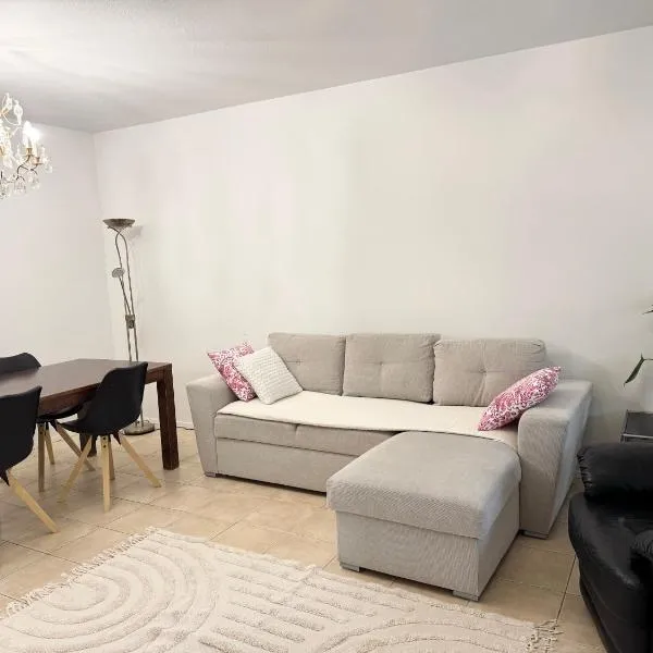 HHH Newly renovated big 4-bedroom apt with balcony, free parking for 2 cars, hotel en Helsinki