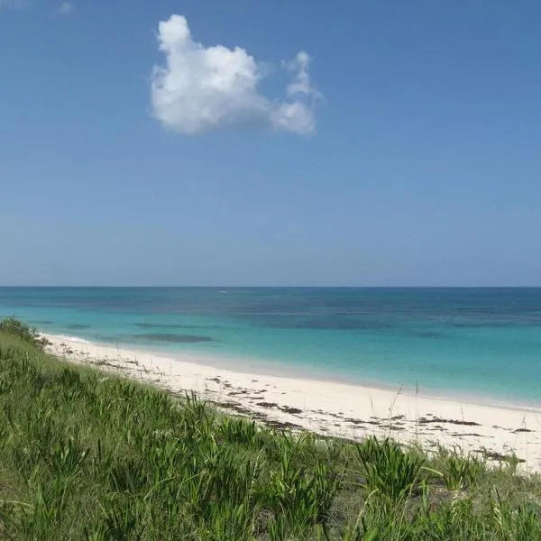 Condo w/Views, Beach, Htd Pool, Pickleball, Golf Cart,Gym, Walk to Restaurant: Governorʼs Harbour’da bir otel