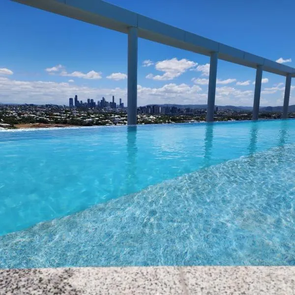 City and River View Apt with Infinity Pool, Spa, Sauna, Steam Room, hotel v Brisbane