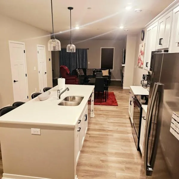 Contemporary 2BR, 2 and half BA Furnished Townhome Minutes from Mayo Clinic, hotel u gradu 'Rochester'