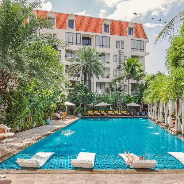 Palace Gate Hotel & Resort by EHM، فندق في بنوم بنه