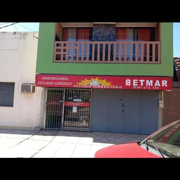 apto centrico para cuatro con estacionamiento wifetc centrico! a dos apto ce trico a tres cuadras de Plaza Batlle, hotell i Artigas