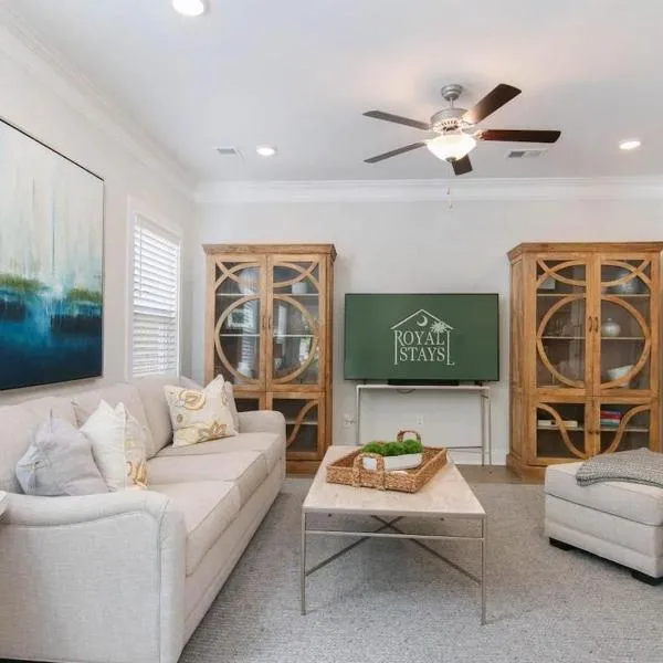 Southern Charming New Home-Mins to Beach & DT, hotelli kohteessa Charleston