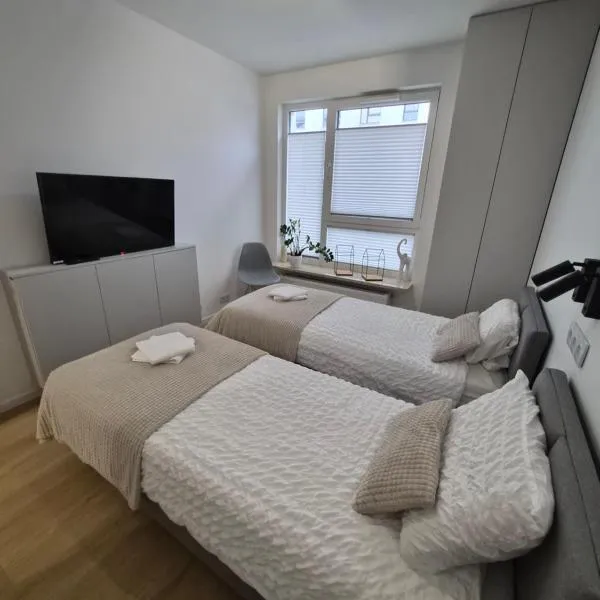 APARTAMENT 4 bed 2 room WARSAW, hotel sa Warsaw