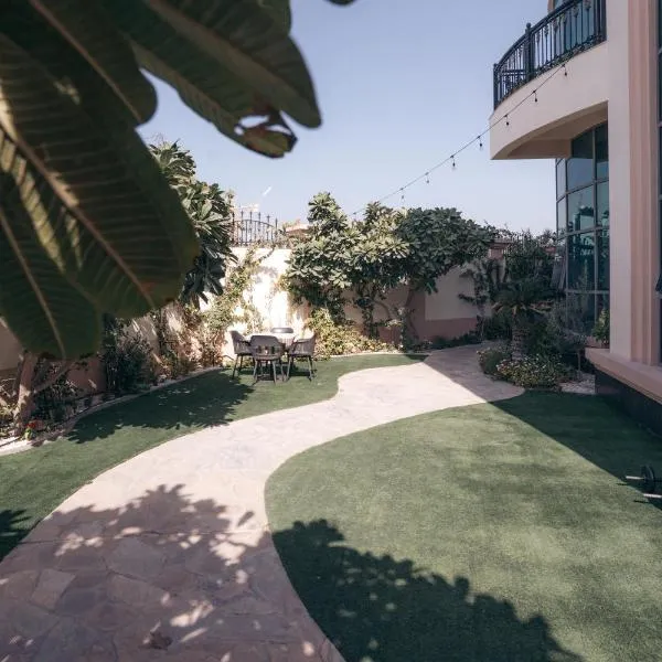 Full Moon Guesthouse, hotel di Dubai