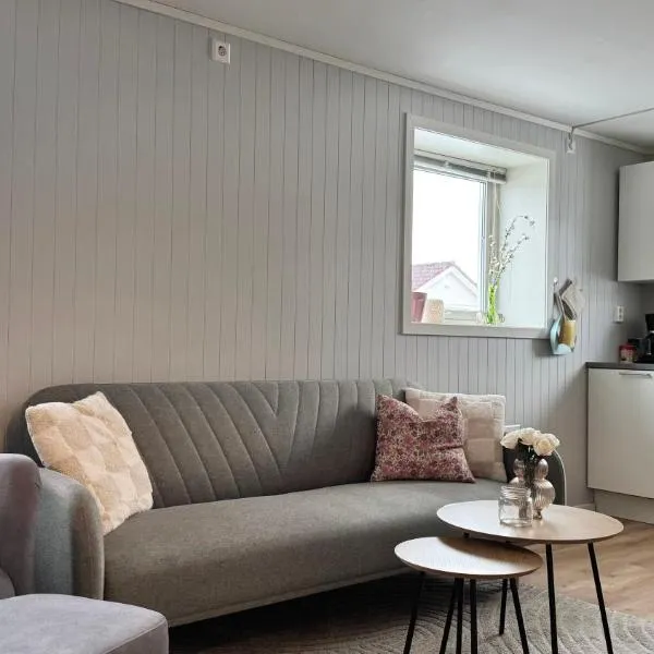 3 Beds - Near Airport - Free Parking - Central Leknes, hotel di Leknes