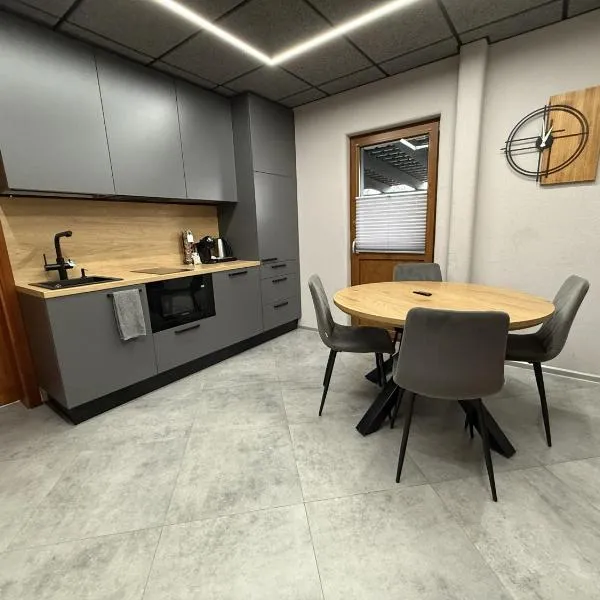 BRIVIBAS RESIDENCE - EAST / WEST, free PRIVAT parking, free WIFI, self check-in, Hotel in Riga