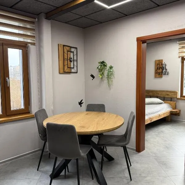 BRIVIBAS RESIDENCE - EAST / WEST, free PRIVAT parking, free WIFI, self check-in, hotel u gradu Riga