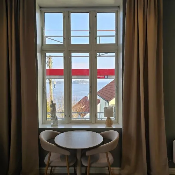 Studio apartment in the city center, beautiful sea view, hotel sa Stord