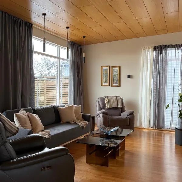 3BR Keflavík Home, Sleeps 7, 8 Min to Airport, Hotel in Keflavík