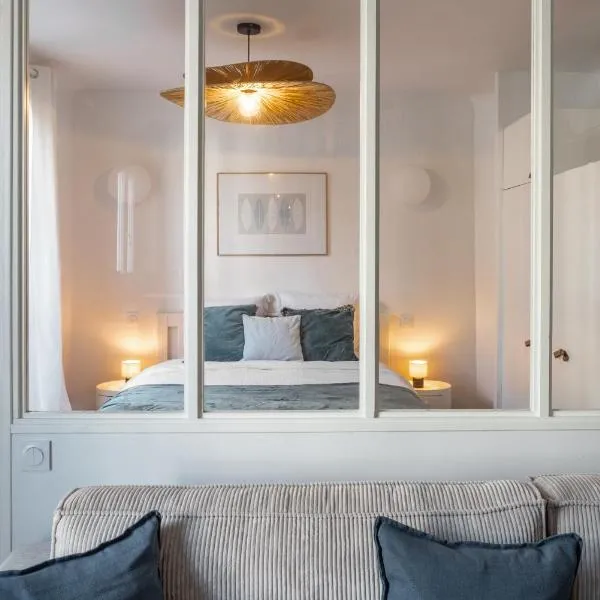 Elegant Sunlit Flat with Balcony near Parc Monceau - B94, отель в Париже