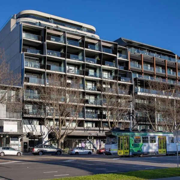 Modern Quiet 1 & 2 Bed Apt Opposite Albert Park, hotelli Melbournessa