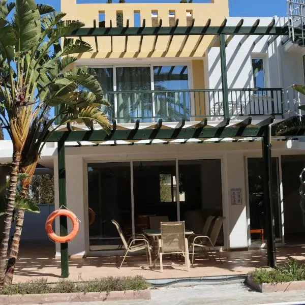 Twin Palm Villa, hotelli kohteessa Meneou