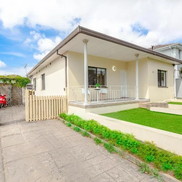 Renovated House in Concord Near Train & Parking, ξενοδοχείο στο Σίδνεϊ