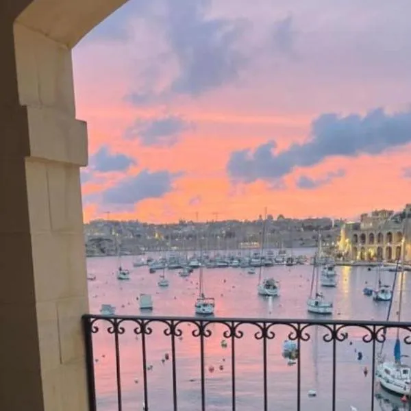 Front Row Malta - Enjoy Valletta Sunsets from this Seafront Home with 3 Bedrooms Overlooking Grand Harbour, hotel in Kalkara